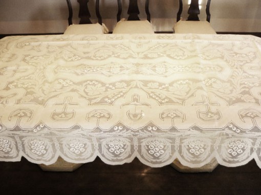 Toalha de Mesa Bordada com Crivo fabricada pela Guirlanda Decoração de Interiores